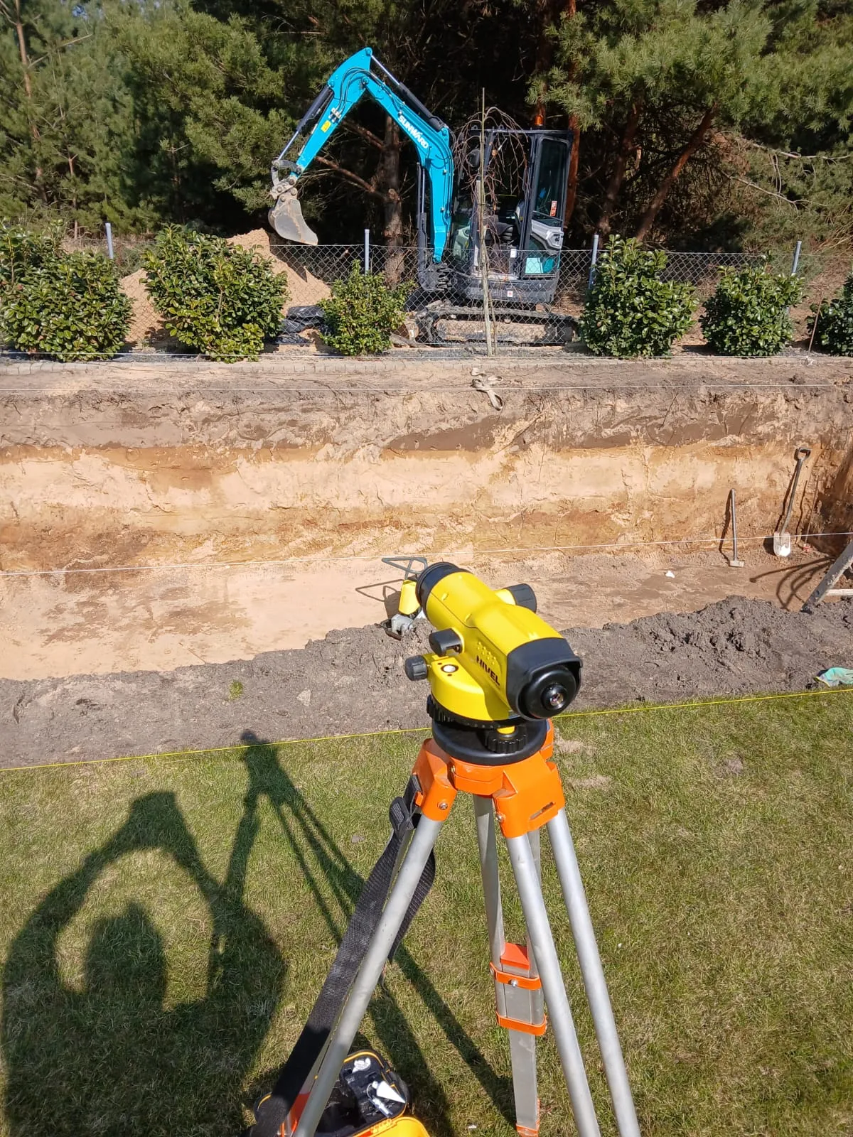 Trwa kopanie wykopu pod basen