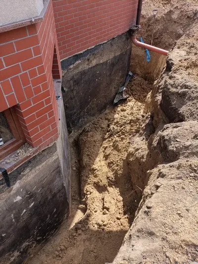 Odwodnienie liniowe wzdłuż fundamentu - widok z bliska