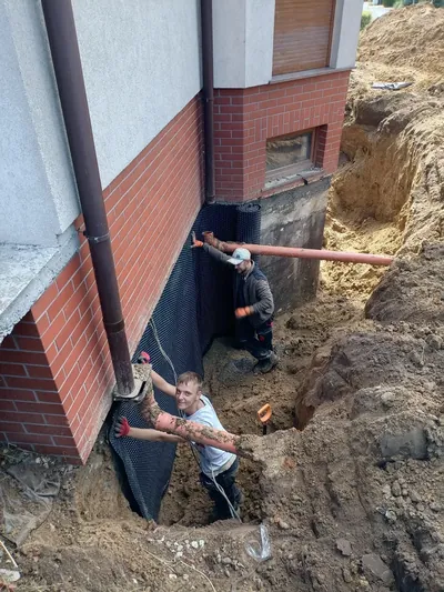 Prace izolacyjne przy fundamencie budynku - Leszno