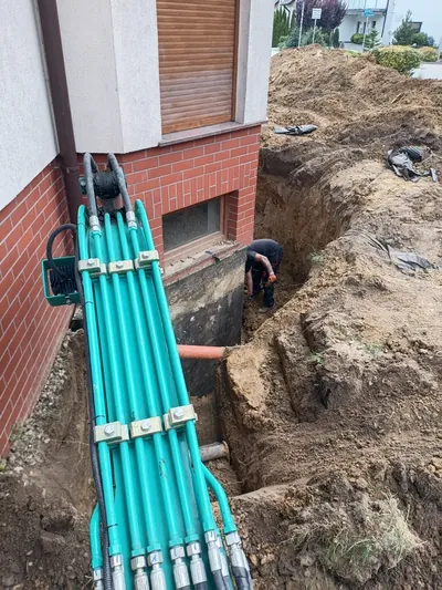 Zasypywanie wykopu po montażu odwodnienia fundamentu