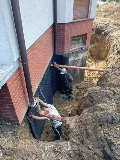 Folia kubełkowa na ścianie fundamentowej w trakcie montażu