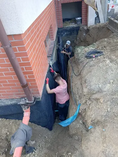 Wykop dookoła fundamentu domu przed montażem izolacji