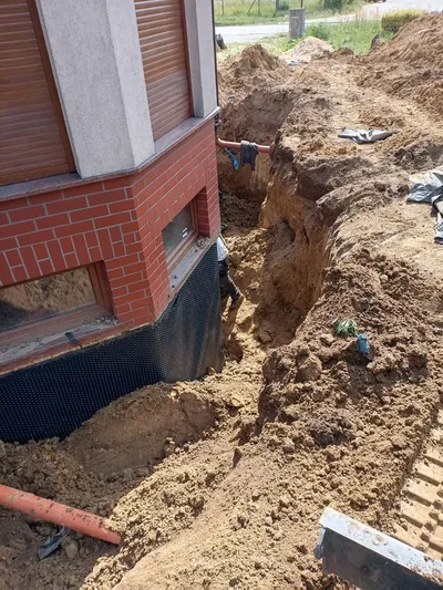 Odkopany fundament z folią kubełkową - odwodnienie Belgijska, Leszno